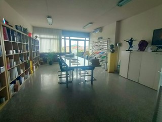 Ufficio in Affitto a Carrara, zona Avenza, 4'000&euro;, 400 m²