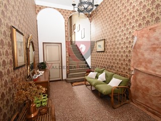 Appartamento in Vendita a Colle di Val D'Elsa, 200'000&euro;, 226 m², arredato, con Box