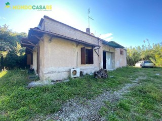 Capannone in Vendita a Palombara Sabina, 157'000&euro;, 339 m²
