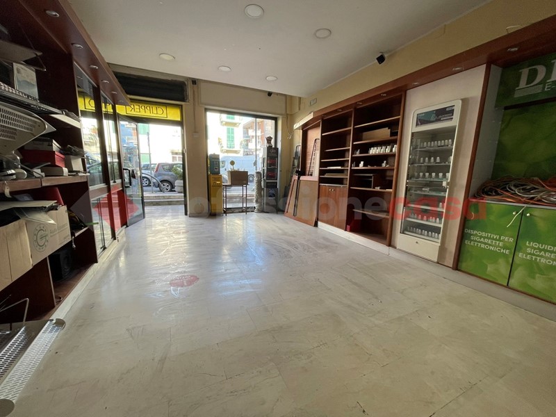 Attività commerciale in Affitto a Minturno, 800&euro;, 50 m²