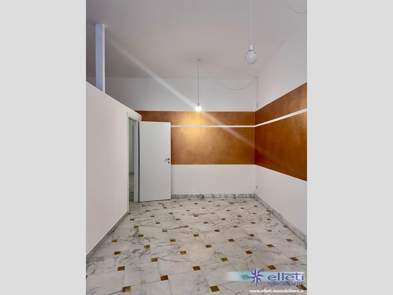 Negozio in Affitto a Massa, 800&euro;, 114 m²