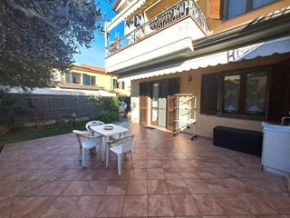 Trilocale in Vendita a Massa, zona Marina di Massa, 278'000&euro;, 82 m², arredato, con Box