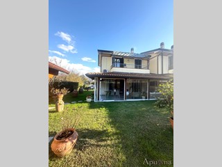 Villetta a schiera in Vendita a Massa, zona Romagnano, 365'000&euro;, 140 m²