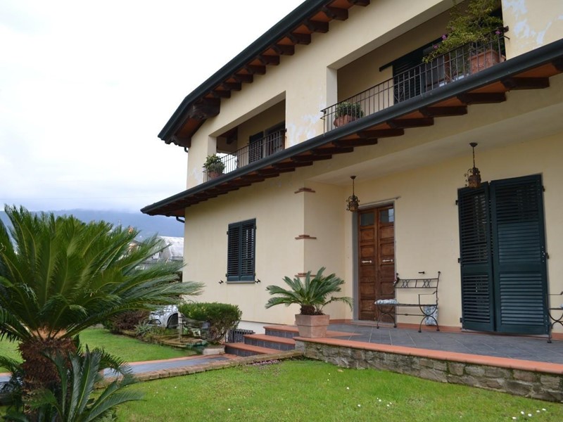 Villa in Vendita a Montignoso, zona Cervaiolo, 1'100'000&euro;, 300 m², arredato