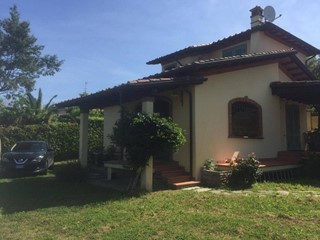 Villa in Vendita a Massa, 800'000&euro;, 220 m², arredato, con Box