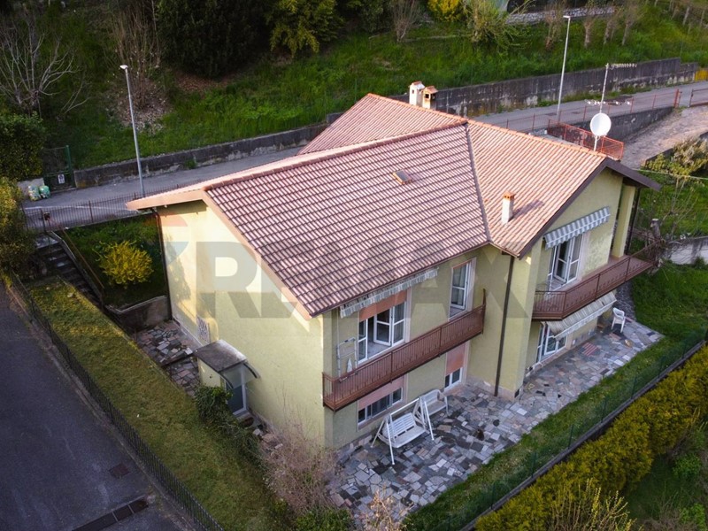 Villa in Vendita a Ranzanico, 350'000&euro;, 475 m²