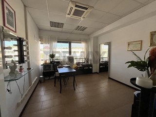 Immobile commerciale in Affitto a Ancona, 900&euro;, 133 m²