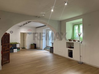 Negozio in Affitto a Varese, 700&euro;, 83 m²