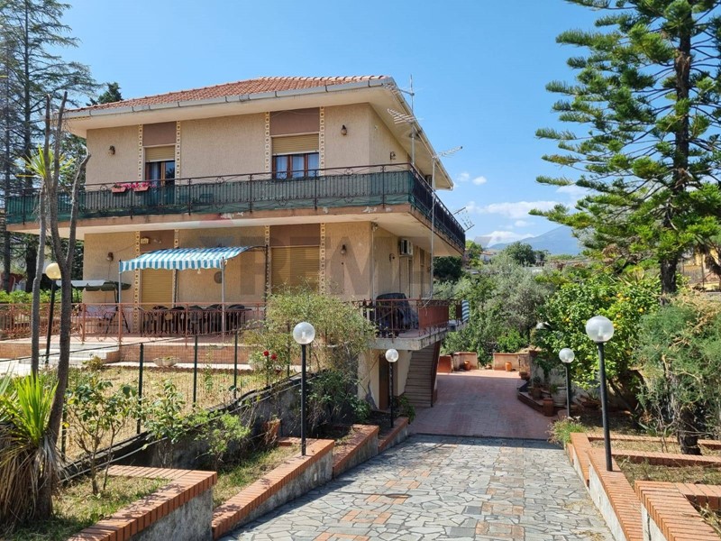 Villa in Vendita a Mascalucia, 240'000&euro;, 200 m²