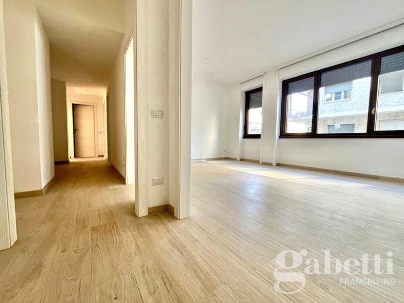 Trilocale in Vendita a Busto Arsizio, 210'000&euro;, 110 m², con Box