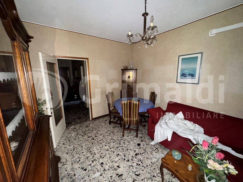 Bilocale in Vendita a Milano, 240'000&euro;, 75 m²