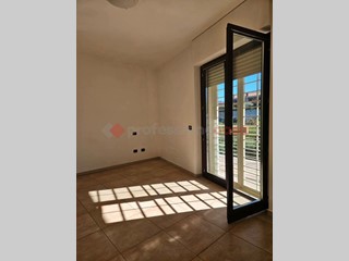 Trilocale in Vendita a Roma, 240'000&euro;, 67 m²
