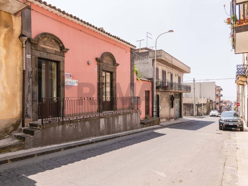 Casa Indipendente in Vendita a Belpasso, 155'000&euro;, 228 m²