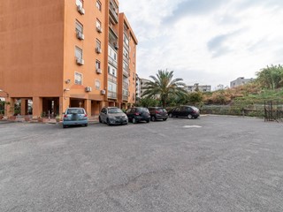 Appartamento in Vendita a Catania, 68'000&euro;, 105 m²