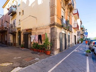 Appartamento in Vendita a Adrano, 98'000&euro;, 236 m²