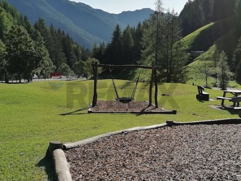 Attività commerciale in Vendita a Rabbi, 140'000&euro;, 434 m²