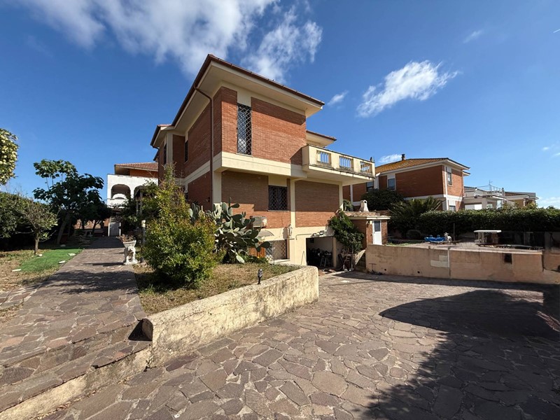 Villa in Affitto a Pomezia, 5'000&euro;, 260 m²
