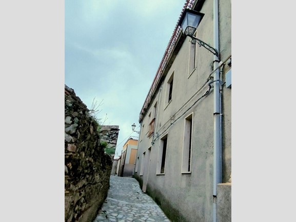 Appartamento in Vendita a Bova, 83'000&euro;, 265 m²