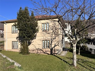 Casa Indipendente in Vendita a Zeri, 52'000&euro;, 248 m²