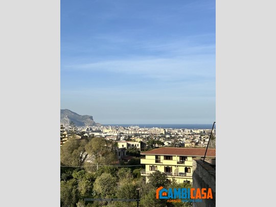 Appartamento in Vendita a Palermo, 75'000&euro;, 177 m²