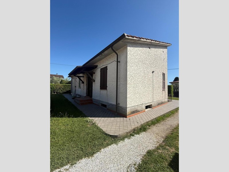 Villa bifamiliare in Vendita a Montignoso, zona Cervaiolo, 150'000&euro;, 83 m²