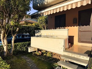 Villetta a schiera in Vendita a Massa, zona Ronchi, 395'000&euro;, 115 m², arredato, con Box