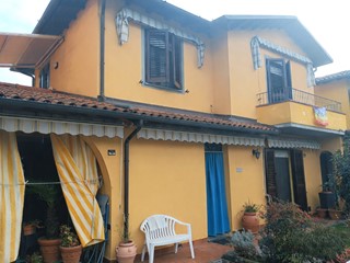 Villa bifamiliare in Vendita a Bagni di Lucca, zona Fornoli, 230'000&euro;, 150 m², con Box