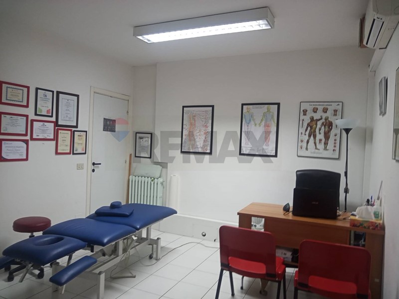 Ufficio in Affitto a Ancona, 750&euro;, 72 m²