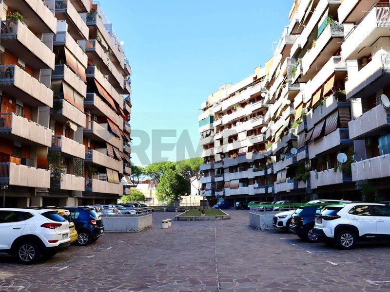 Bilocale in Vendita a Roma, 235'000&euro;, 75 m²