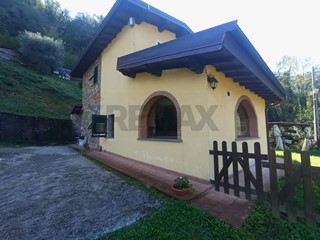 Casa Indipendente in Vendita a Bagni di Lucca, 247'000&euro;, 146 m²