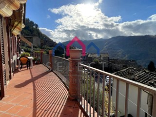 Casa Semi Indipendente in Vendita a Bagni di Lucca, 265'000&euro;, 380 m²