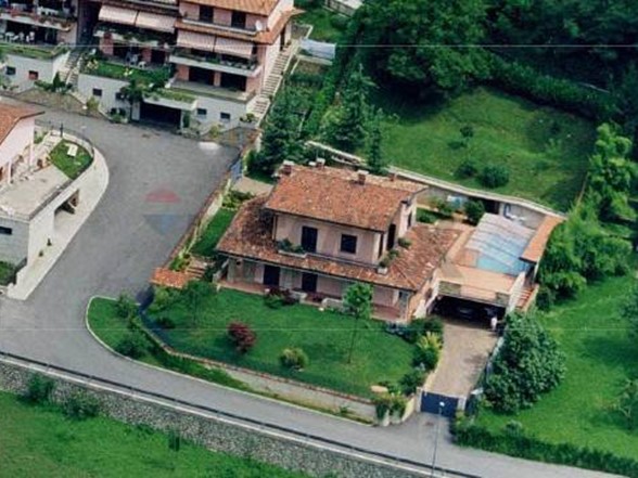 Villa in Vendita a San Giovanni Bianco, 850'000&euro;, 297 m²