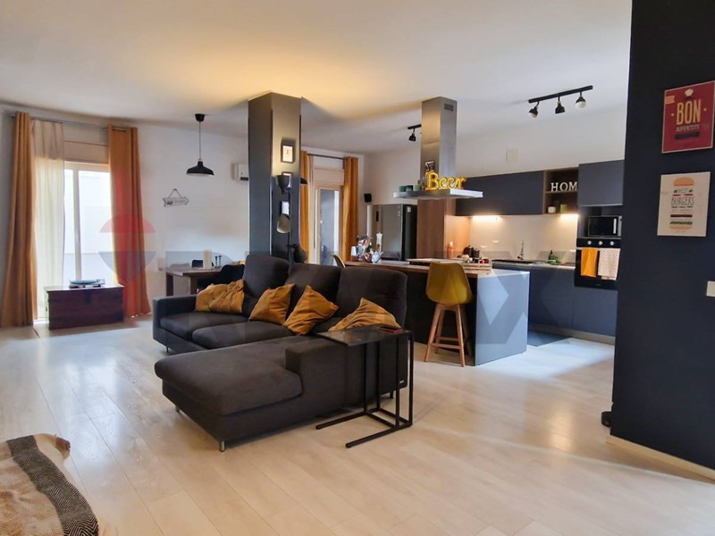 Appartamento in Vendita a Palermo, 245'000&euro;, 155 m²