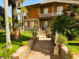 Villa in Vendita a Mascalucia, 520'000&euro;, 350 m²