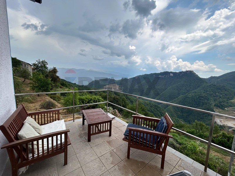 Villa in Vendita a Castelnuovo di Garfagnana, 250'000&euro;, 312 m²