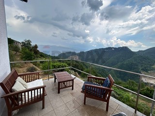 Villa in Vendita a Castelnuovo di Garfagnana, 250'000&euro;, 312 m²