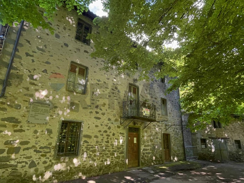 Rustico in Vendita a Barga, 439 m²