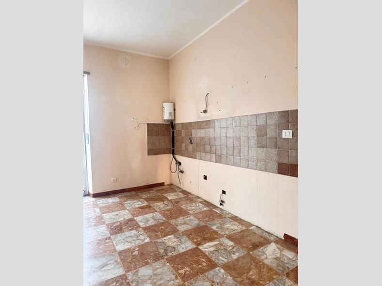 Bilocale in Vendita a Torino, 75'000&euro;, 60 m²