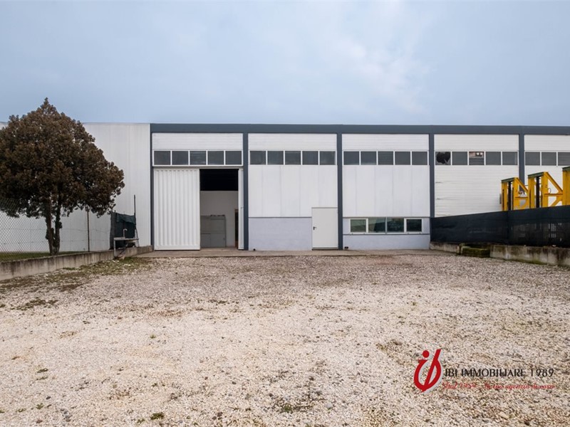 Capannone in Vendita a Nogarole Rocca, 299'000&euro;, 530 m²