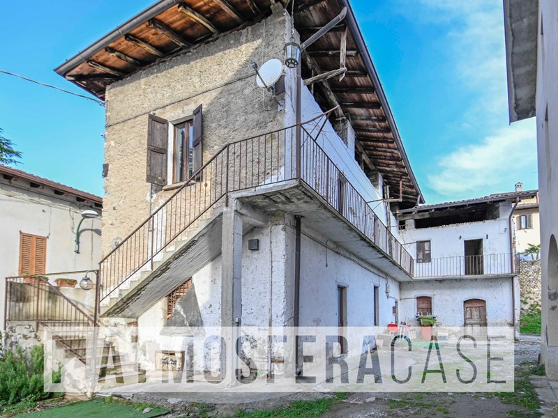Casa Indipendente in Vendita a Scanzorosciate, 109'000&euro;, 250 m²