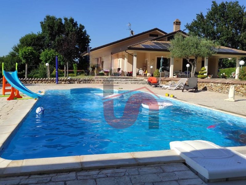 Villa in Vendita a Benevento, 430'000&euro;, 370 m²
