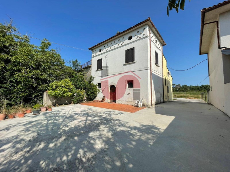 Casa Indipendente in Vendita a Benevento, 254 m²