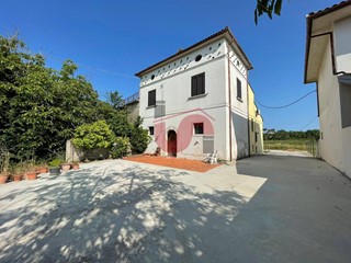 Casa Indipendente in Vendita a Benevento, 254 m²