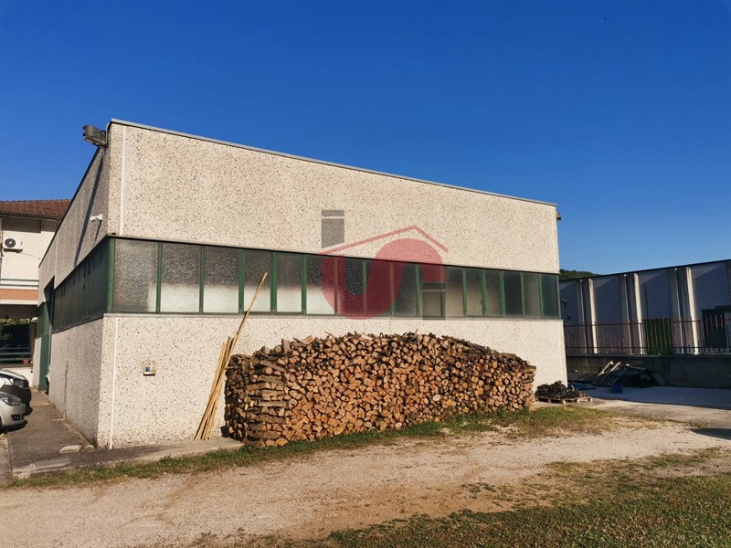 Capannone in Vendita a Benevento, 335'000&euro;, 3300 m²