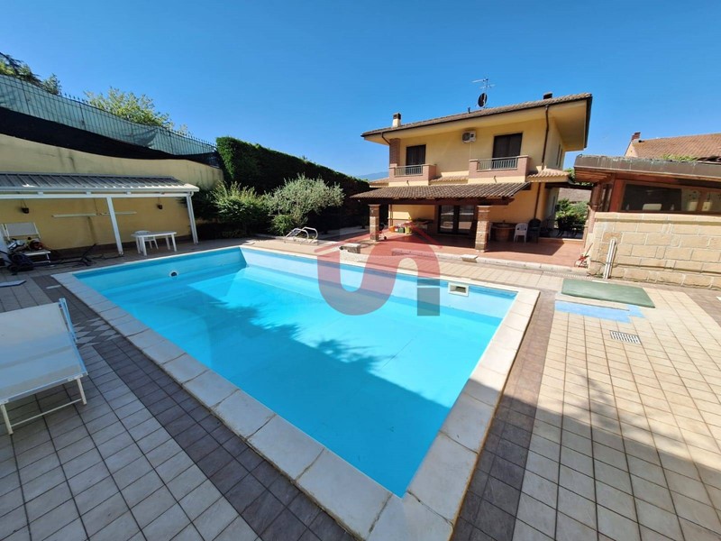 Villa in Vendita a Benevento, 540'000&euro;, 354 m²