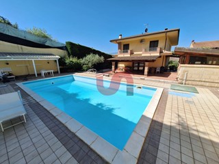 Villa in Vendita a Benevento, 540'000&euro;, 354 m²