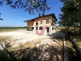 Casa Indipendente in Vendita a Benevento, 240'000&euro;, 620 m²