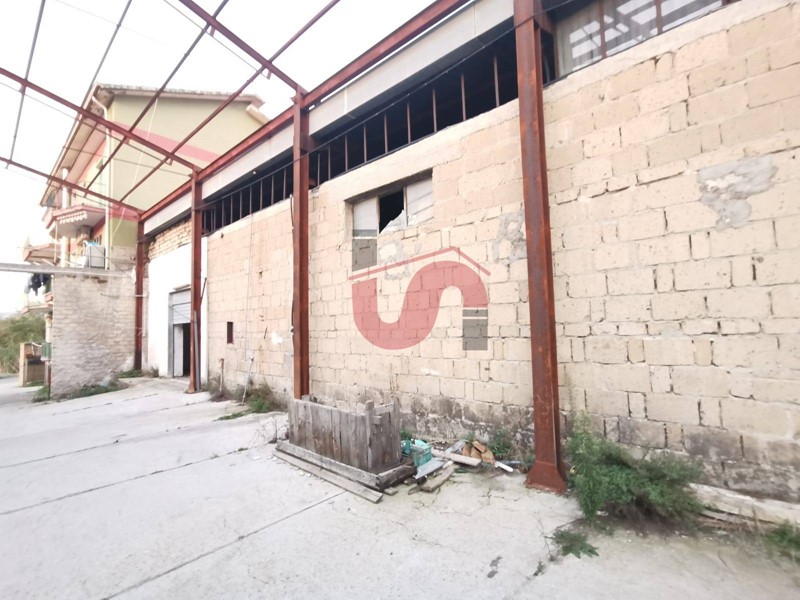 Capannone in Vendita a Benevento, 65'000&euro;, 700 m²
