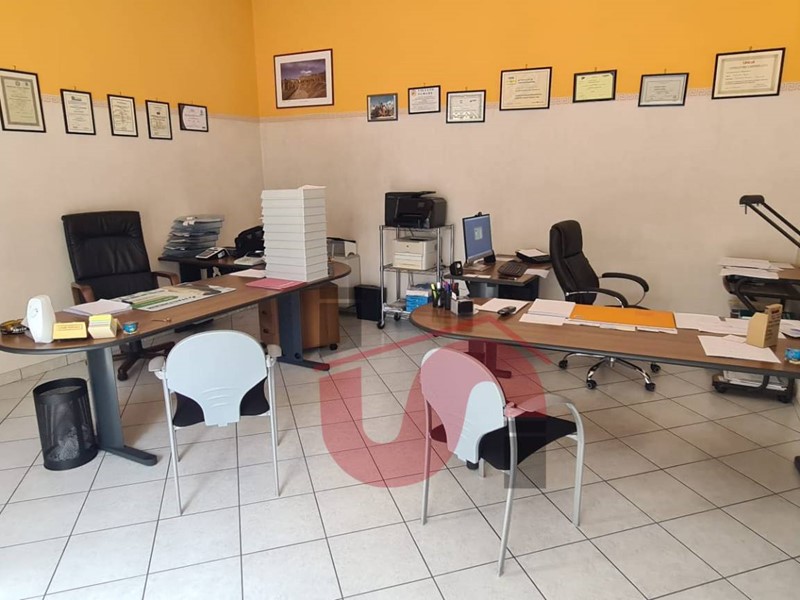 Immobile commerciale in Vendita a Benevento, 99'000&euro;, 75 m²