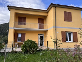 Casa Indipendente in Vendita a Zeri, 200'000&euro;, 319 m²